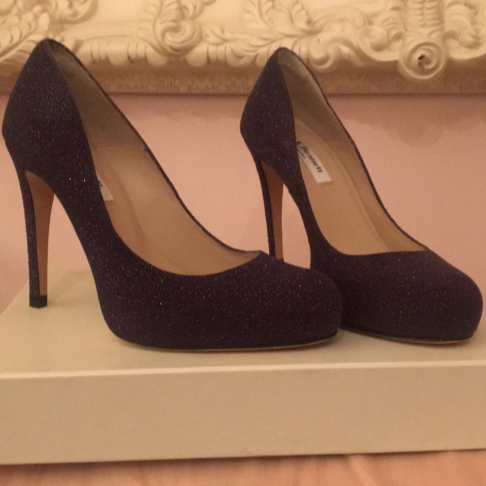 Beautiful dark violet pumps covered with crystals